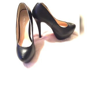 Sexy 6in Black Heels ❤️